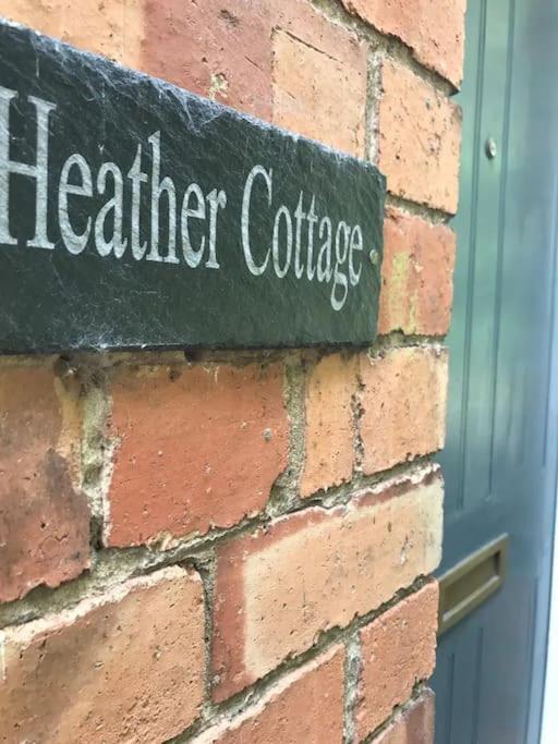Cosy Heather Cottage แอชบอร์น ภายนอก รูปภาพ